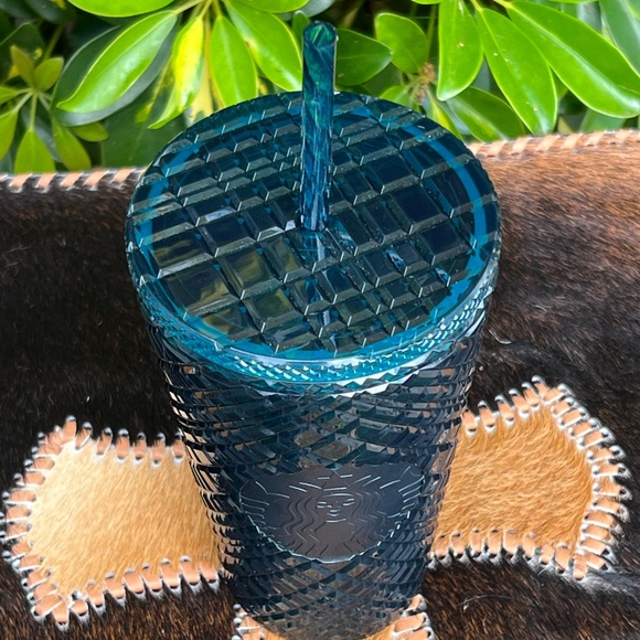 NWT STARBUCKS Green Winter Holiday Jeweled Textured Cup /Tumbler Grande 16 Fl Oz - Picture 4 of 5